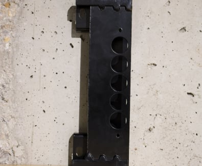 допълнителен защитен модул, изработен от 4мм стомана в областта на бравата на блиндирана врата Солид 55